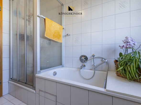 Freiraum für Entspannung- Badewanne und Dusche für entspannte Stunden