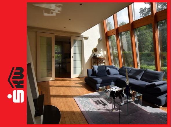 lichtdurchflutetes Wohnzimmer