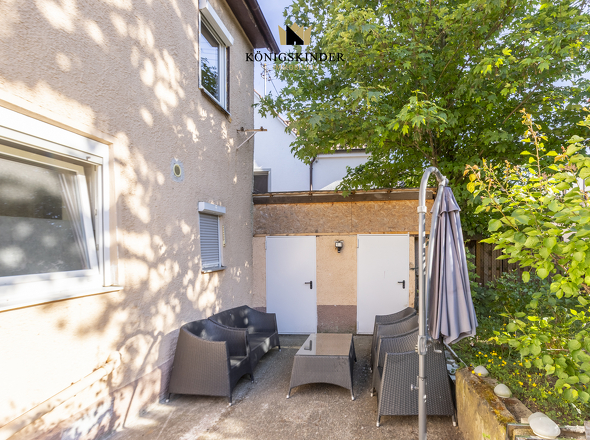 Großzügiger Hof mit Stellplätzen und Garten