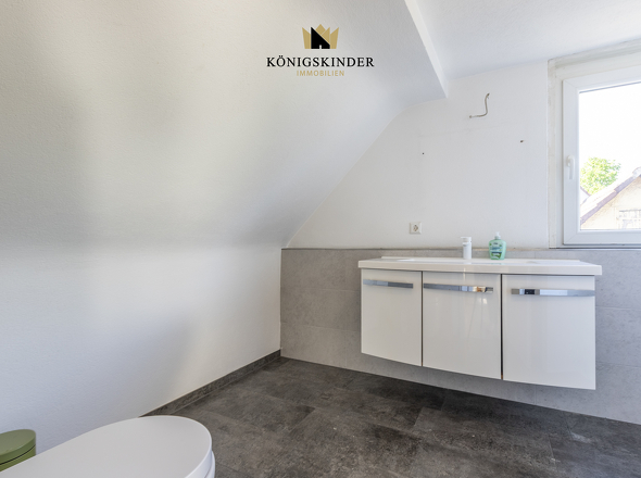 Helles Bad mit funktionaler Austattung