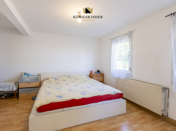 Einliegerwhg: Ruhiges Schlafzimmer mit viel Tageslicht