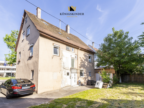 Großzügiger Hof mit Stellplätzen und Garten