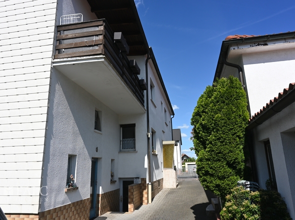 Durchfahrt zum hinteren Grundstück