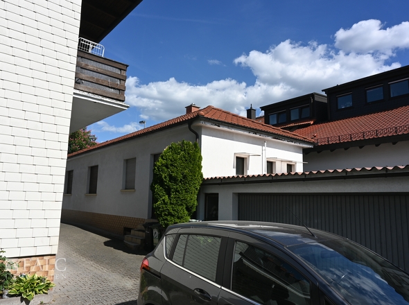 Blick auf die Gewerbeimmobilie