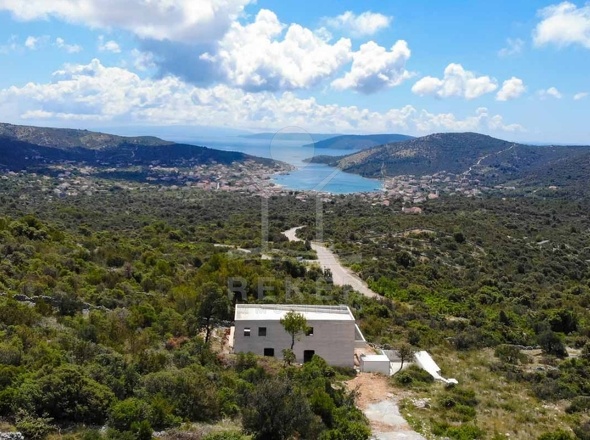 Die Villa befindet sich in malerischer Lage