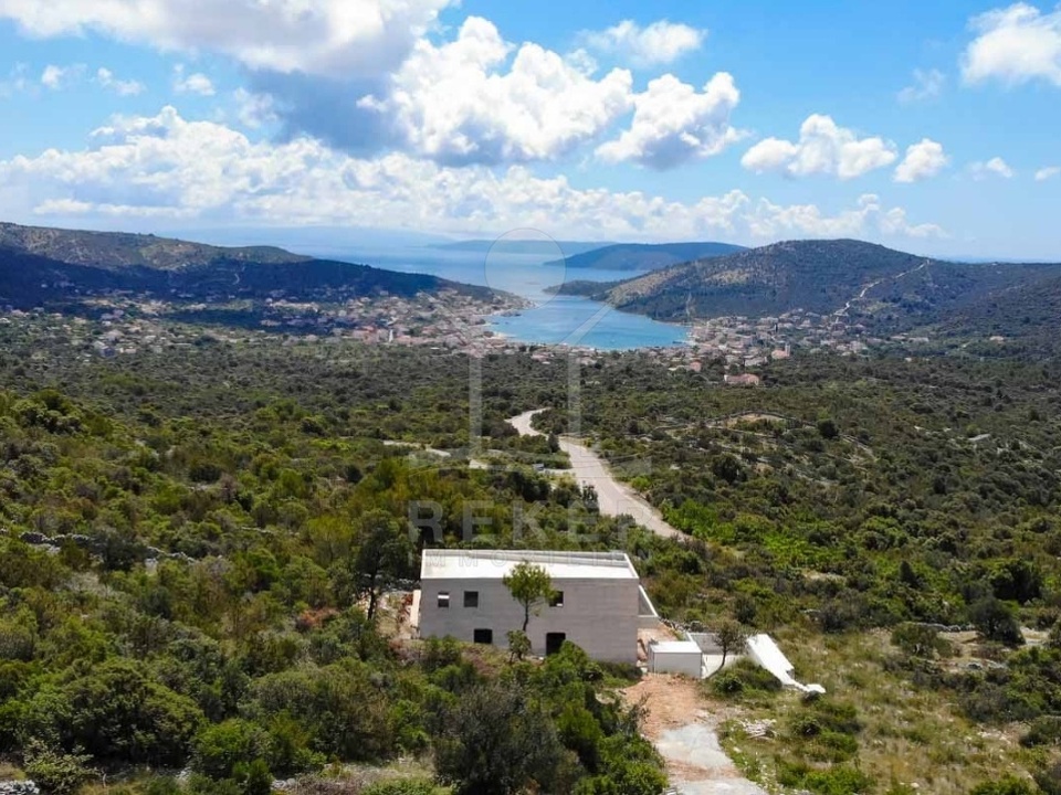 Die Villa befindet sich in malerischer Lage