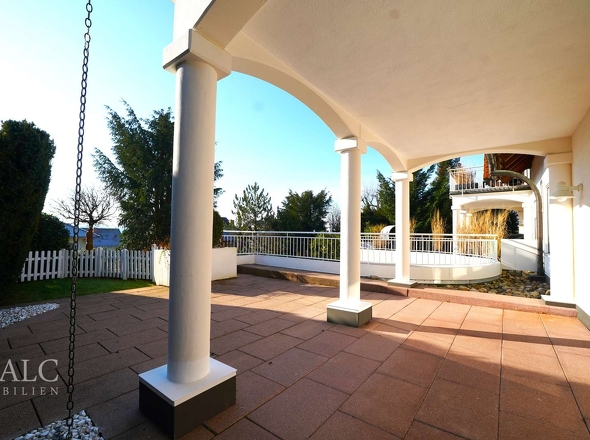 Terrasse mit Villen-Feeling