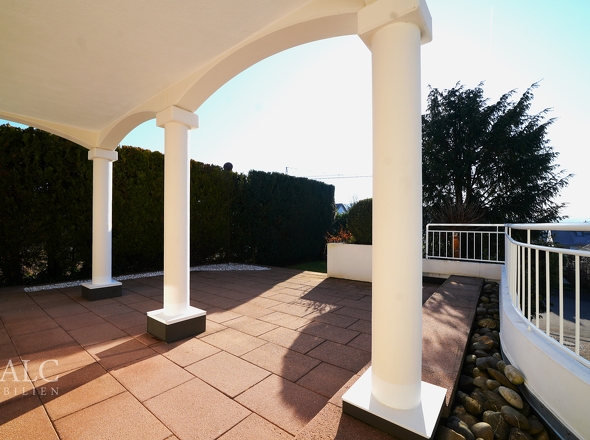 Sonnenbad unter Säulen