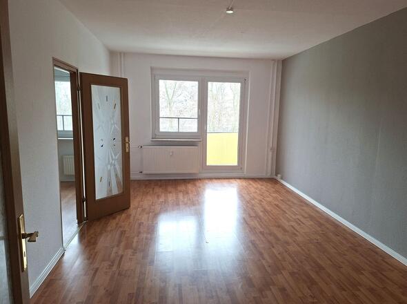 Wohnzi9mmer mit ZUgang zum Balkon