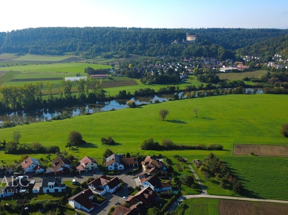 Mit Blick auf die Burg