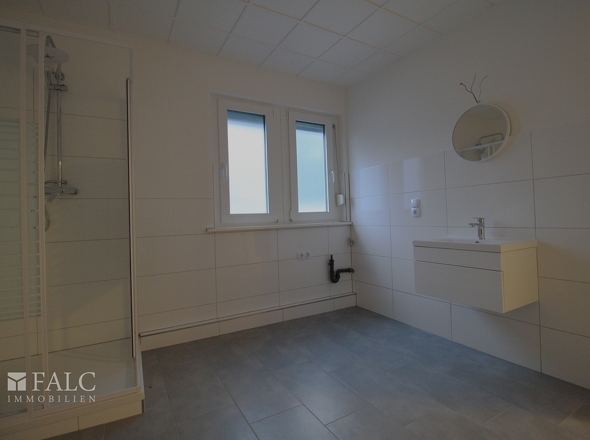 helles Tageslichtbadezimmer