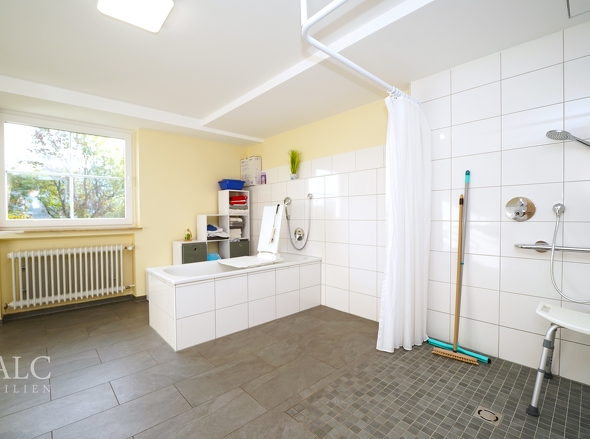 Bad m/ WC und Dusche