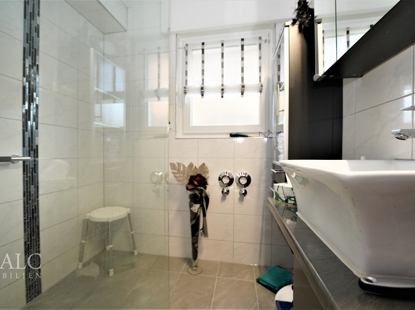 EG (rechts) - Badezimmer