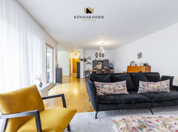 Großzügiger Wohnbereich mit Wohnlandschaft