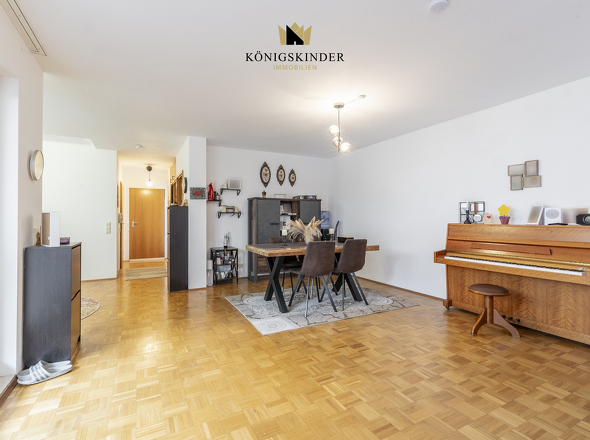 Großzügiger Wohn- und Essbereich mit Zugang zur Terrasse