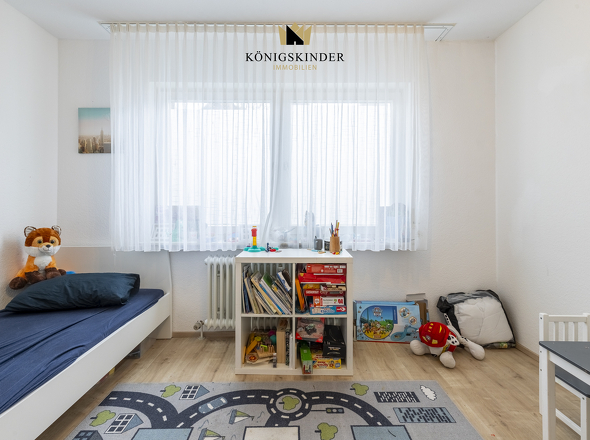 Helles Kinder- oder Arbeitszimmer