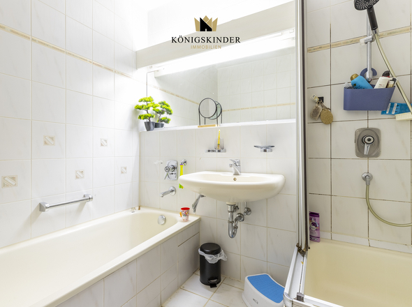 Badezimmer mit Badewanne und separater Dusche