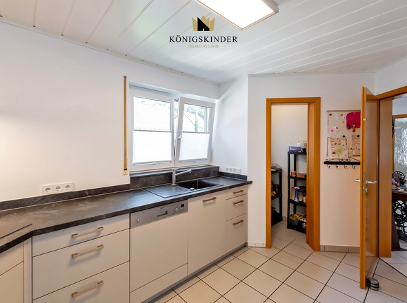 EG: Einbauküche mit praktischer Speisekammer