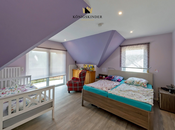 DG: Elternschlafzimmer mit Zugang zum Balkon