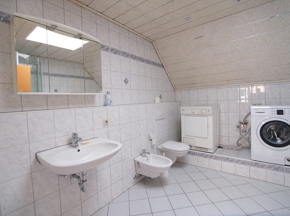 Bad mit WM und Trockner Anschl.