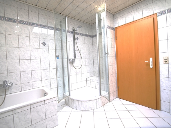 Wannen-Bad mit Dusche