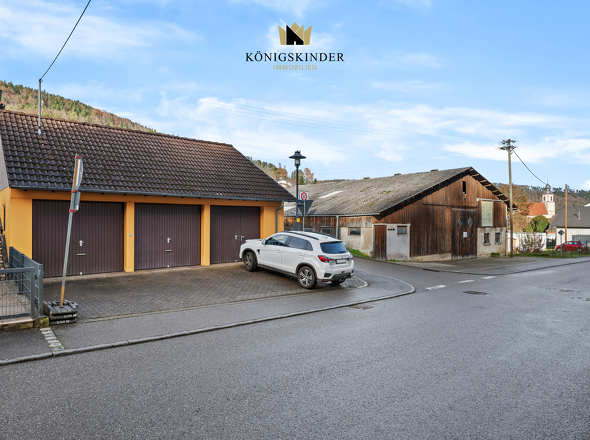 ...Garagen mit Stellplätzen...