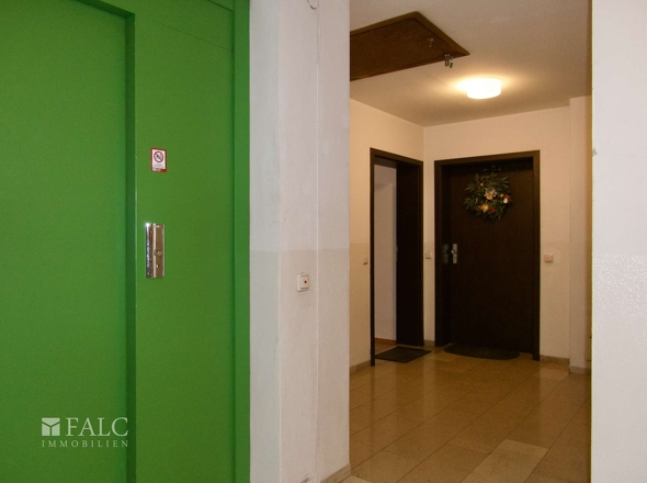 Mit dem Aufzug zur Wohnung