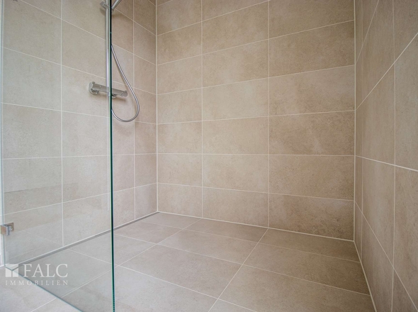 Mit ebenerdiger Dusche