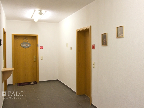 Hausflur mit Eingangstür (rechts)