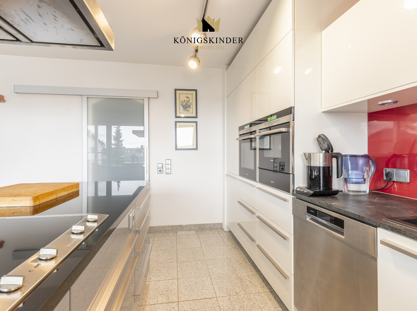 Küche, Blick zur Speiskammer