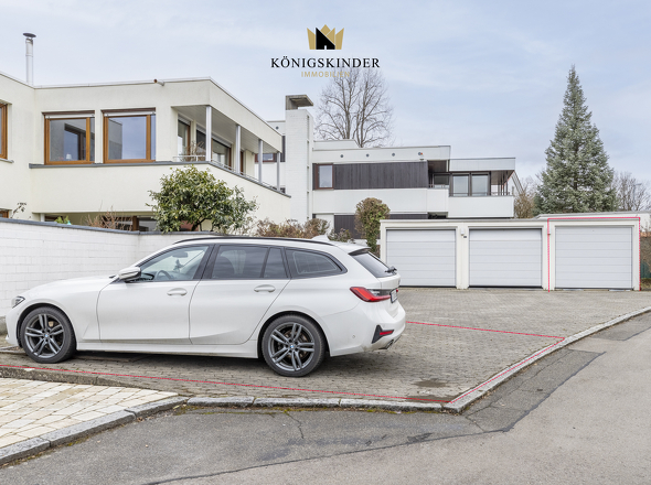 Stellplatz (vorne) und Garage (rechts)