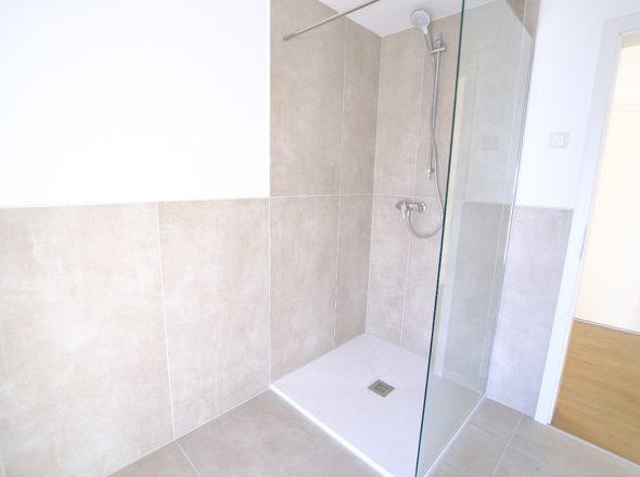 Fensterbad mit Dusche