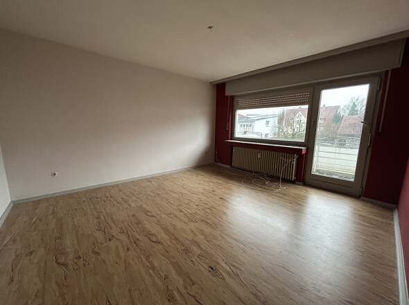 Wohnzimmer im OG mit Zugang zum Balkon