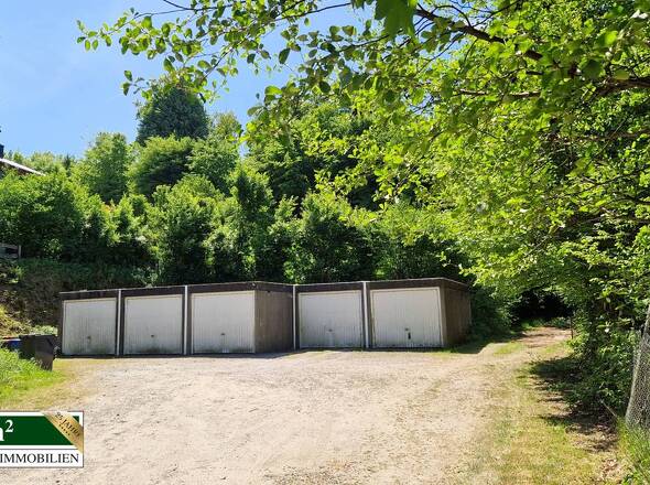   Garagen und Stellplätze