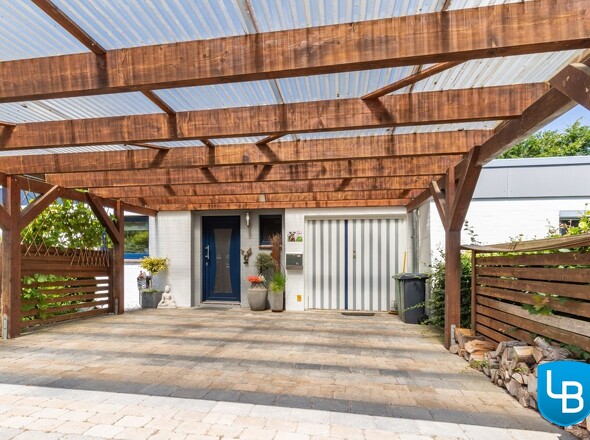 Überdachter Eingangsbereich und Carport