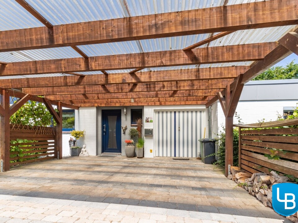 Überdachter Eingangsbereich und Carport