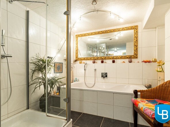 Dusche und Badewanne 