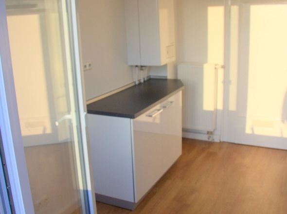 Küche mit Zugang zum Balkon