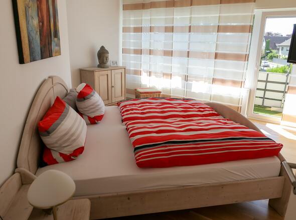 Bett an der Schräge des begehbaren Kleiderschranks