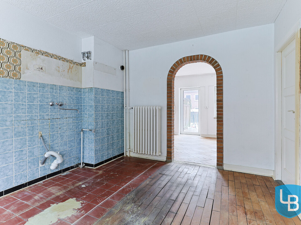 Küche mit Blick ins Wohnzimmer