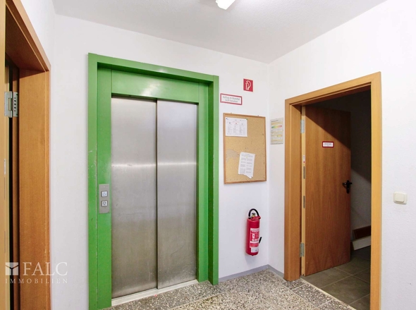 Treppenhaus - Aufzug