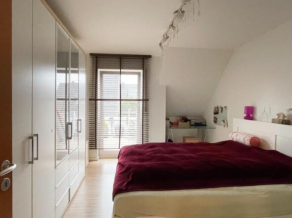 Schlafzimmer mit Zugang zur Loggia