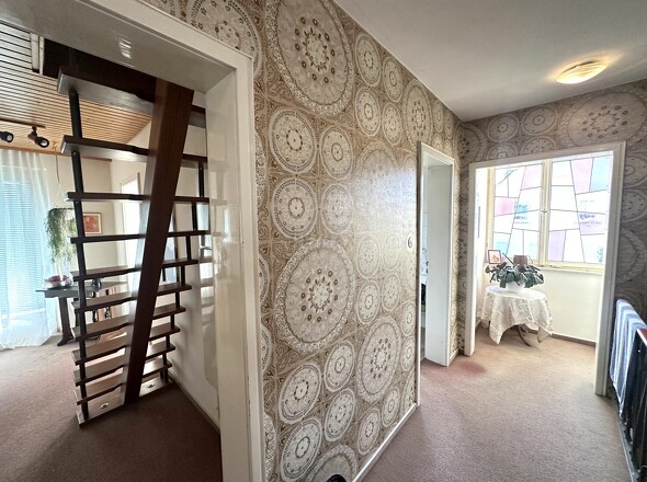 OG Flur mit Treppe ins DG