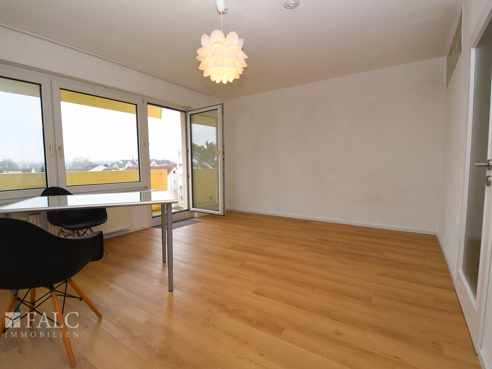 Blick Wozi zum Balkon von links