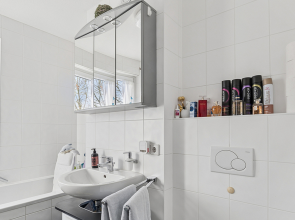 Tageslichtbad mit Wanne