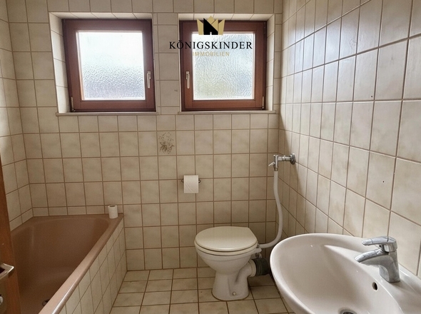 Tageslichtbad im 1. Obergeschoss mit Badewanne.
