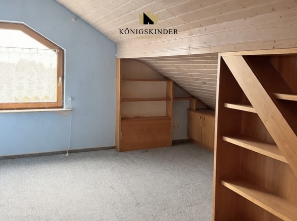 Zimmer im Dachgeschoss, ideal als Kinder- oder Gästezimmer.