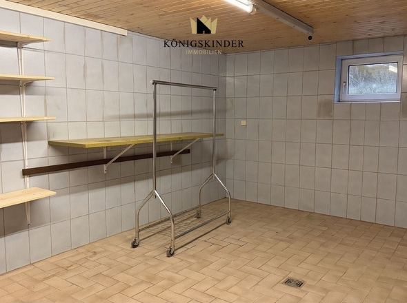 Praktischer Hauswirtschaftsraum mit integriertem Räucherofen.