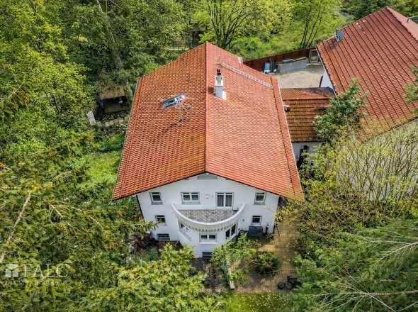 Drohnenaufnahme Gebäude mit Balkon