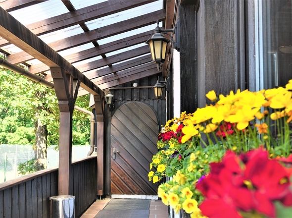 Hoteleingang überdacht